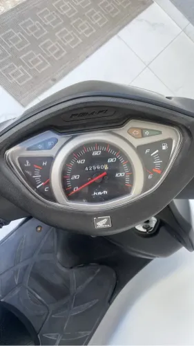 Honda lead 110cc com avaria na carenagem