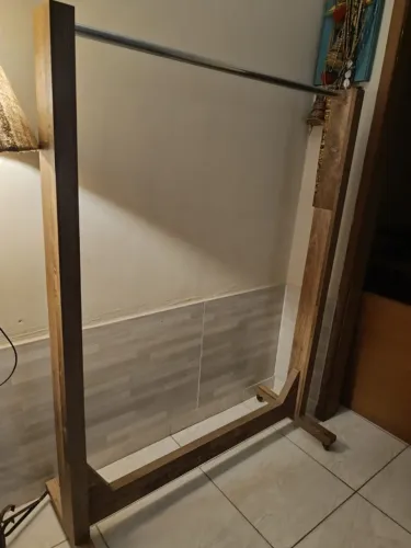 Arara de roupa cabideiro mdf marron usado em excelente estado de conservação