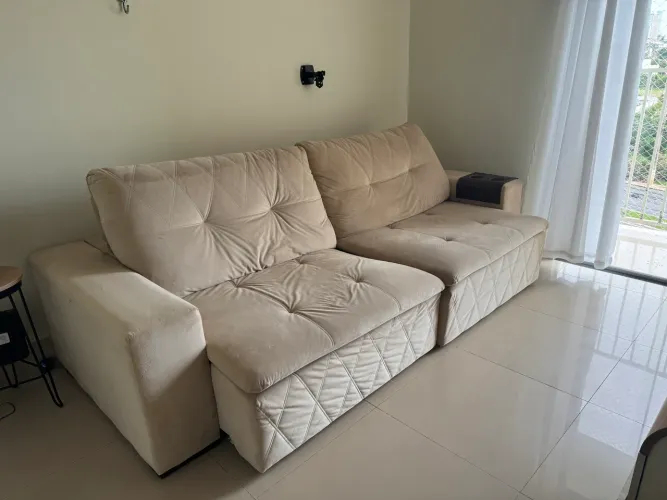 SOFÁ 4 LUGARES MUITO ESPAÇOSO 2,70m. MUITO ELEGANTE.