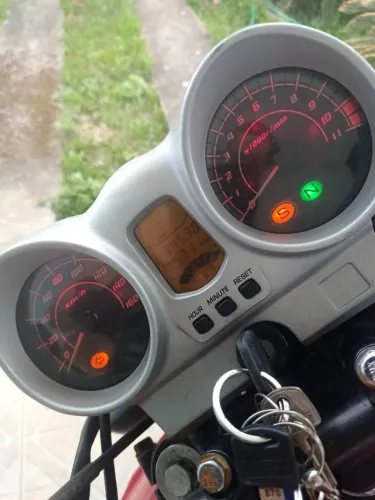 Moto honda twister revisada com tudo em dia