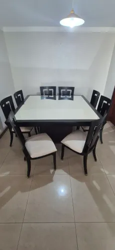 MESA DE JANTAR QUADRADA ESPELHADA DE IMBUIA COM 8 CADEIRAS ESTOFADAS