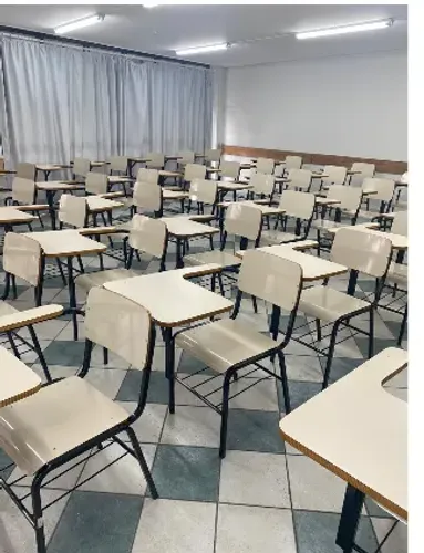 Cadeira universitária cor creme