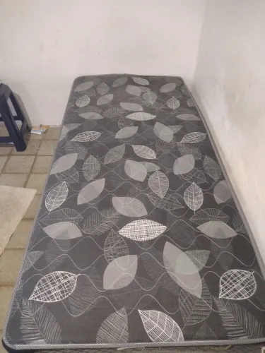 Vende-se cama de solteiro semi nova 