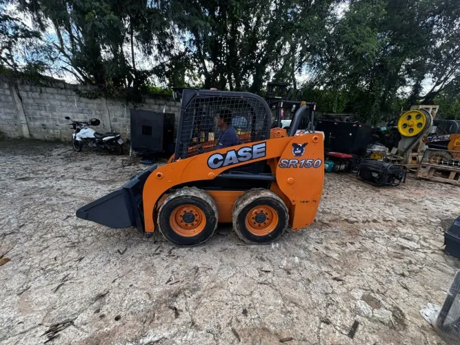 MINI CARREGADEIRA CASE SR150 ANO 2010