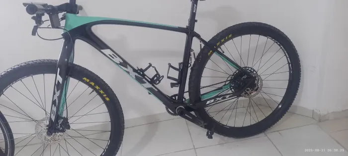 Bike toda em carbono com 50 km rodados toda fechada no gx