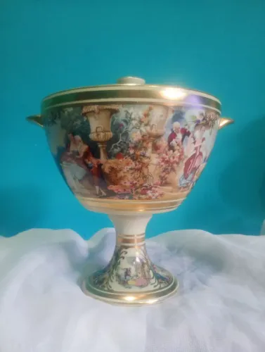 Antiga e lindíssima Compoteira / potiche com tampa  em porcelana esmaltada 