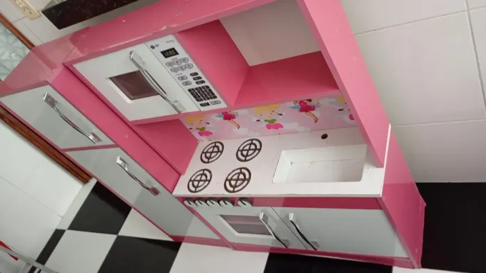 Cozinha infantil de madeira usada em bom estado! Possui armários, forno, micro-ondas e pia
