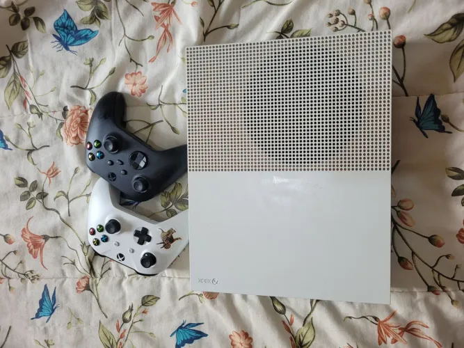 Xbox one s 1tb 2 controles