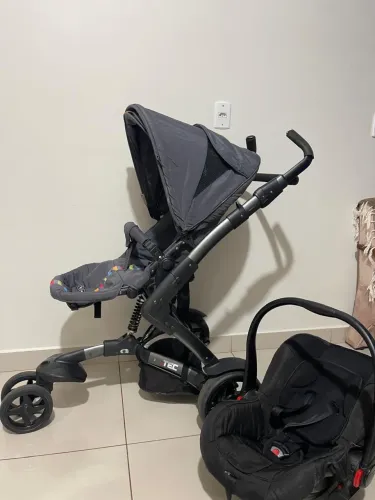 Carrinho de bebê importado com bebê conforto
