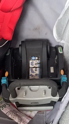 Base de cadeirinha infantil em carro