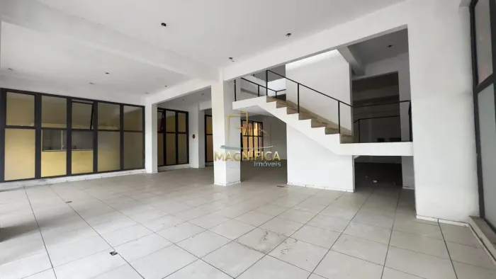 Excelente conjunto comercial, com loja e sobreloja, são 559,32m² privativos no Bairro Cris