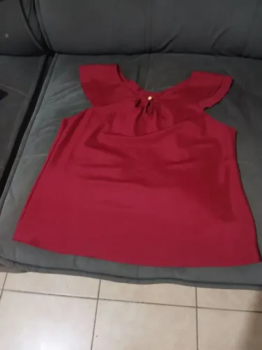 Vende-se uma blusa vermelha 