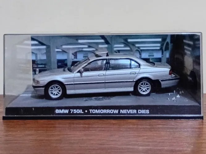 Miniatura Oficial Carro James Bond BMW 750iL 007 O Amanhã Nunca Morre Panini GE Fabbri