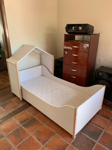 Cama montessoriana casinha tok stok com colchão