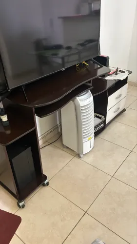 Mesa de computador articulada com gavetas