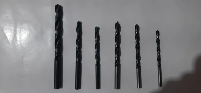 Jogo de Brocas 6 Peças: Kit com: 3 Alvenaria (5, 6, 8MM) e 3 Madeira (4, 5, 6MM)