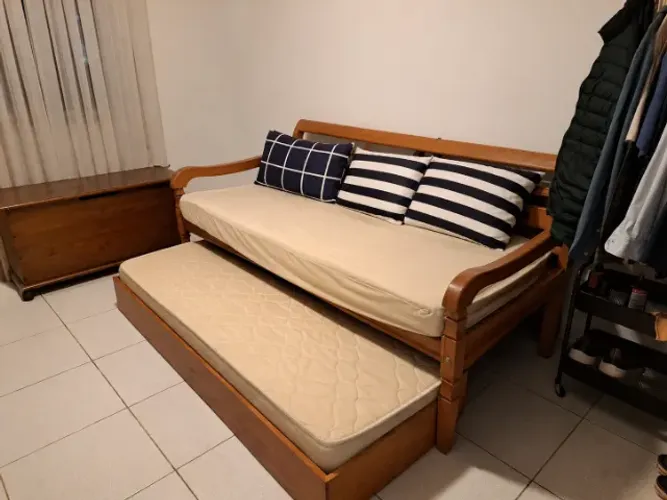 Bicama de madeira maciça em excelente estado de conservação. A cama auxiliar Estrutura ext