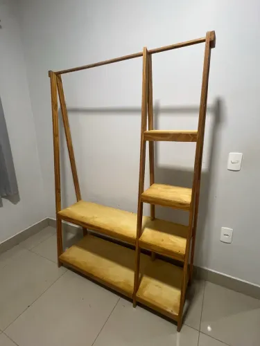 Arara de roupas de madeira