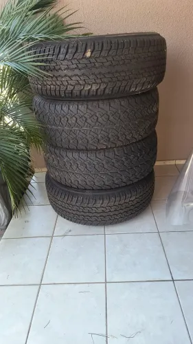 Kit com 4 Pneus 265/65 R17, sendo: 2 DUNLOP GRANDTREK; e 2 AUSTONE ATHENA SP-302.