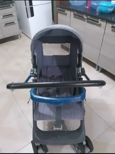 Carrinho de Bebê Reclinável com Alça Reversível - Muito Conservado