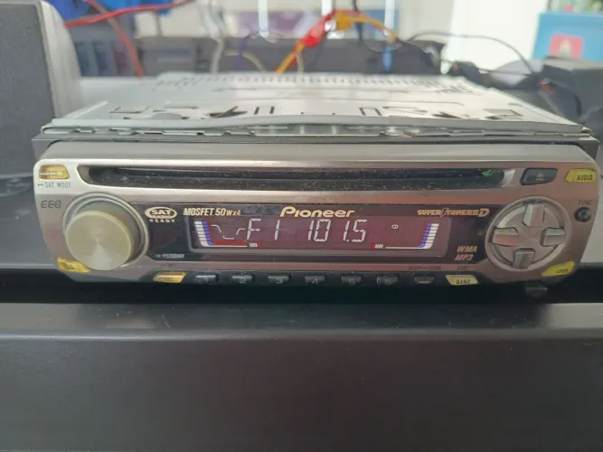 Vendo Pioneer DEH-P3700MP AM/FM/CD e com entrada pra cabo de bluetooth, funcionando. LEIA.