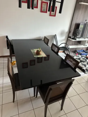 Linda mesa de jantar grande com tampo de vidro fumê e 6 cadeiras