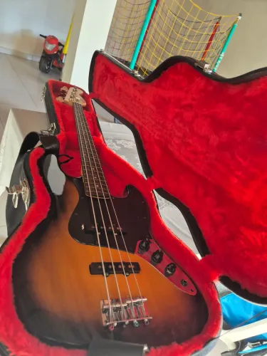 Vendo Baixo Squier by Fender Jazz Bass 4 Cordas + Hard Case