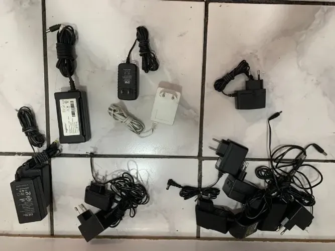 lote com fontes de energia diversas de 3V a 15V - funcionando.