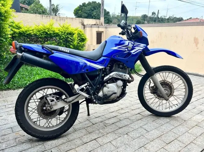 Xt 600e - Pronta para asfalto, pronta para terra.Onde as outras hesita a xt passa rindo.