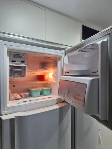 Geladeira Brastemp (Congelador Funcionando/Refrigerador com Detalhe)