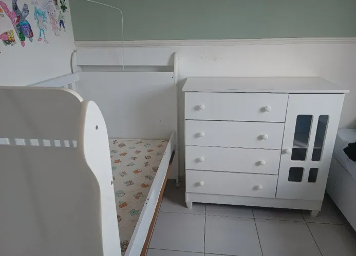 Quarto completo bebê (guarda-roupa, cômoda e berço com colchão)