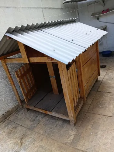 CASINHA PARA CACHORRO COM TELHADO E MADEIRA MACIÇA EM ÓTIMO ESTADO. NUNCA FOI USADO.
