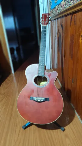 Violão em bom estado com suporte.