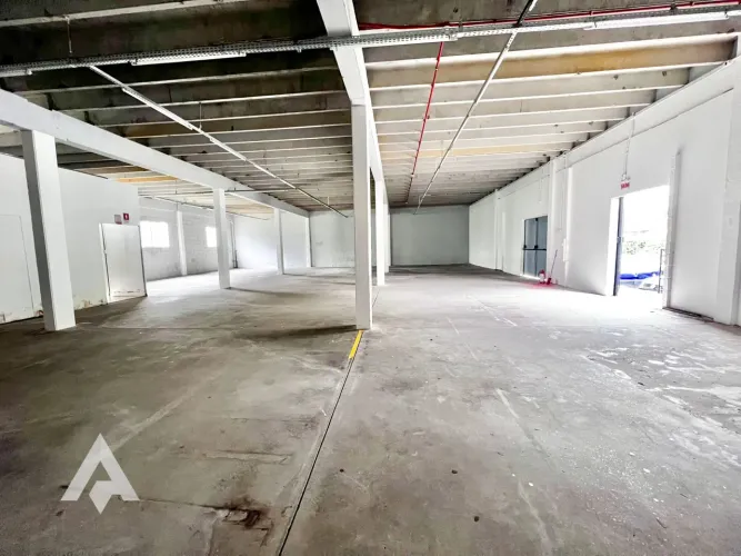 Galpão Térreo de 350m² para locação por R$ 9.000,00 - Bairro Itoupava Central - Blumenau/S