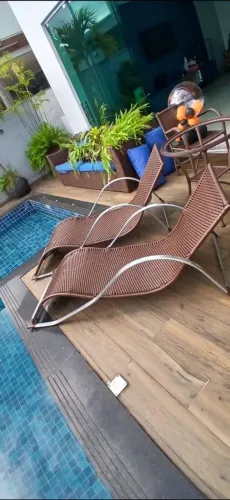 Duas cadeiras de piscina