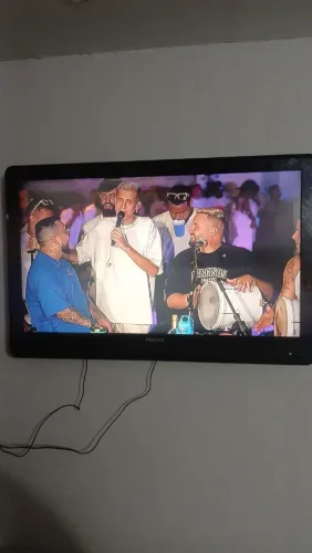 Vendo TV Monitor 42 polegadas precisa de conversor digital para canais abertos