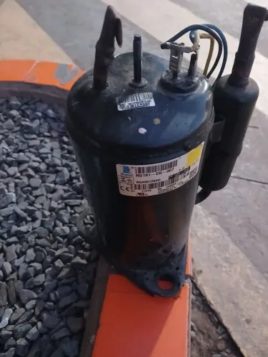 Compressor de ar condicionado 12.000BTus ótimo estado praticamente novo
