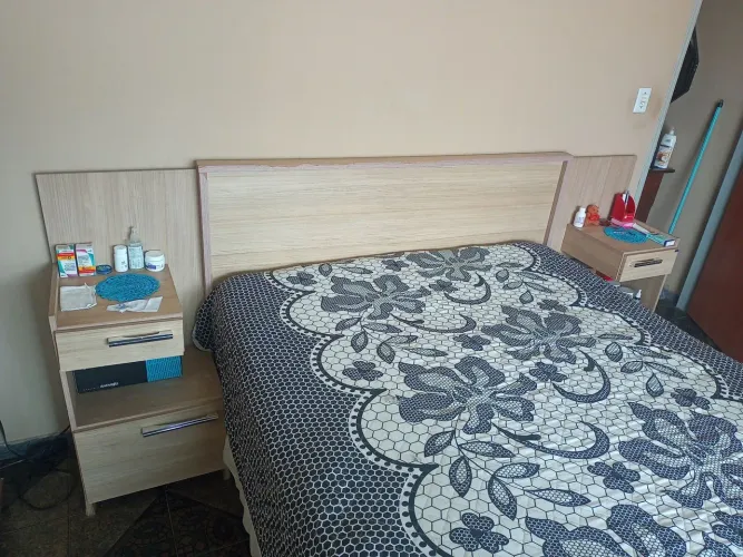 Cabeceira de cama Queen com dois criados