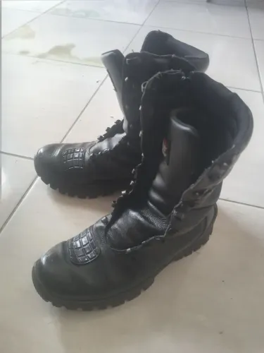 Vendo coturno militar com zíper semi novo em perfeitas condições de uso