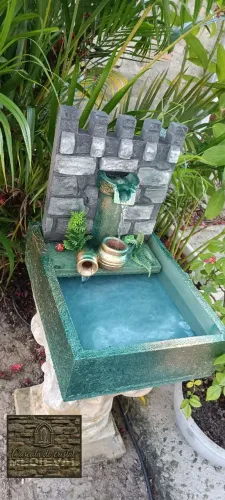Fontes reais decorativas em miniatura cascata de cristal.