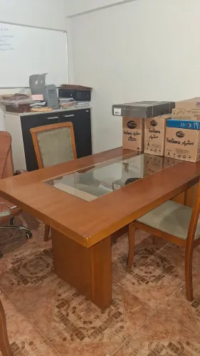 Mesa de jantar de madeira maciça, 180x95, com tampo de vidro. Excelente estado.