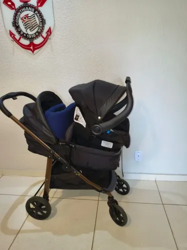 Vendo carrinho de bebê junto com Berço todo em madeira maciça