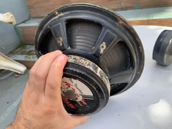 VENDO ESTES ALTO FALANTE E ESSA TUITA SUPER POTÊNTE (TI)