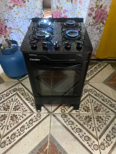 Vende-se fogão esmaltec funcionando perfeitamente as 4 bocas eo forno 