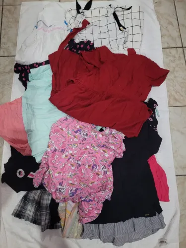 Roupas conservadas para meninas de 5 e 6 anos