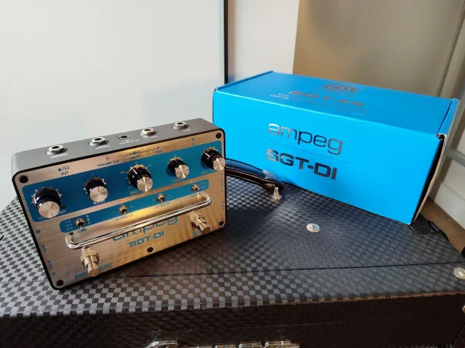 Pedal Ampeg SGT-DI Bass Preamp/DI - Estado de Novo + Caixa e Manuais