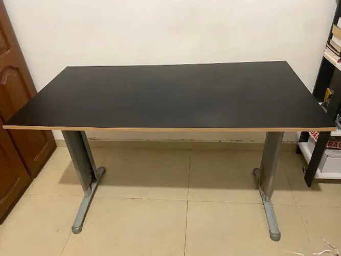 Mesa tampo MDF e base de metal robusto MARELLI para escritório office excelente qualidade