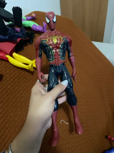 Boneco Marvel Homem Aranha Titan Articulado com Som e LED - 30 cm