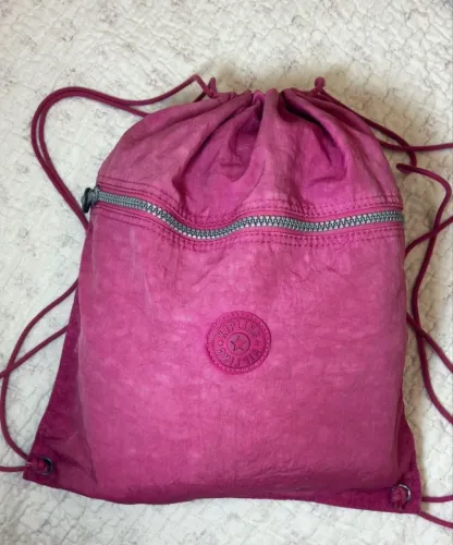 mochila saco kipling na cor rosa