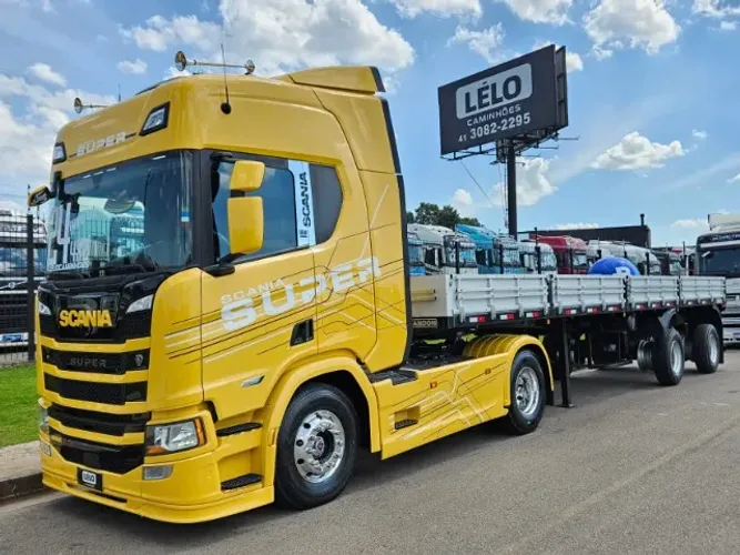 Scania R460 4x2 Ano 2024 SUPER Ano 24 Farol de teto e grade + Carga Seca Randon Ano 08 